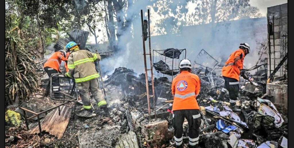 Bomberos sofocan fuerte incendio en el centro de Zaragoza, La Libertad