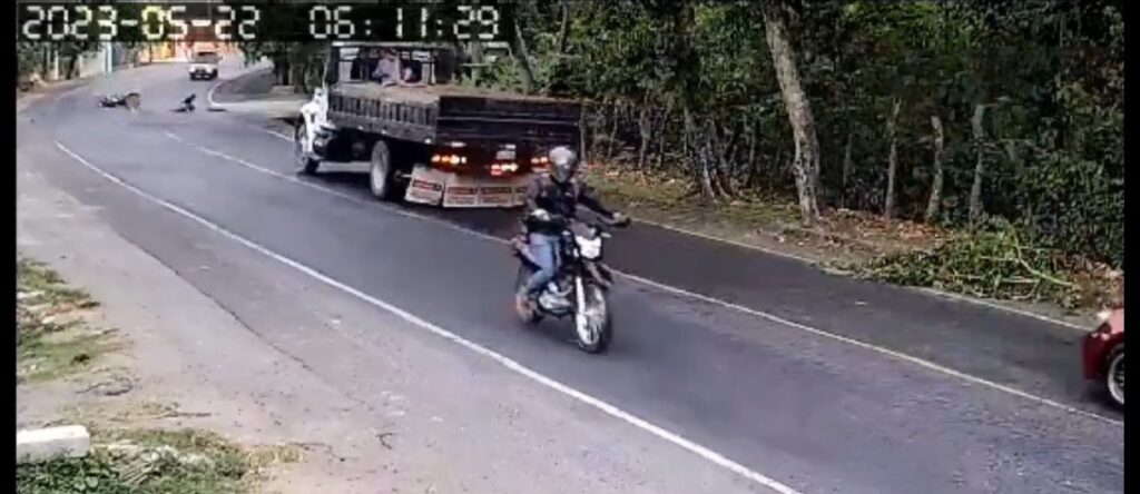 Cámaras captan choque entre dos motociclistas justo cuando un camión se aproximaba hacia ellos (VIDEO)