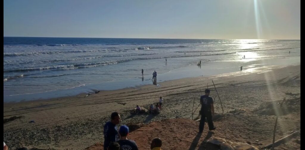Mujer pierde la vida ahogada y su hijo desaparece en la playa al tratar de rescatarla