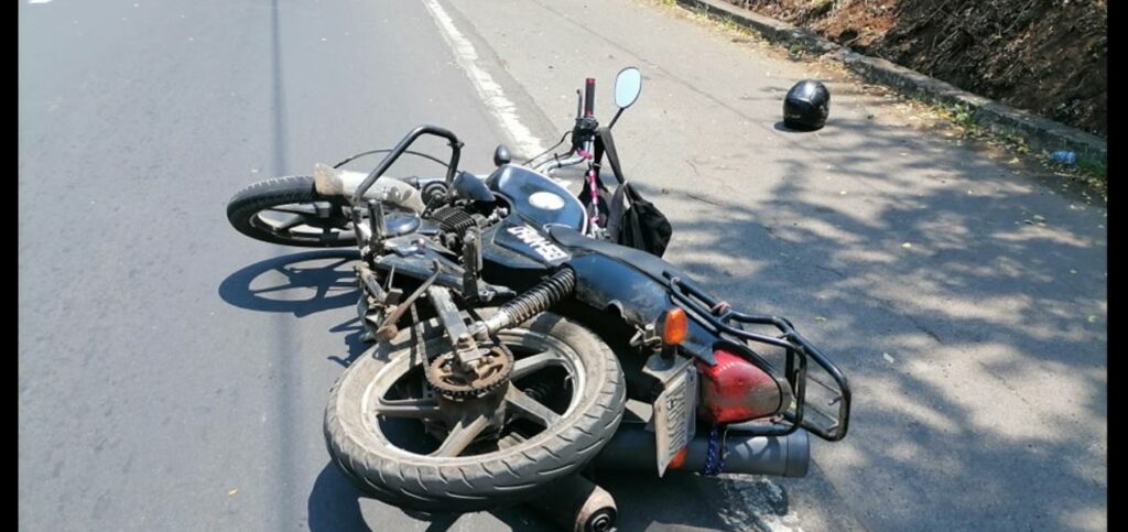 Conductor se accidenta tras impactar con un cable del tendido eléctrico tirado en la carretera