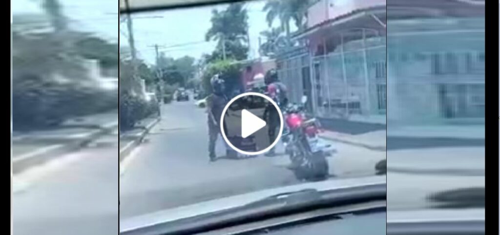 Repartidores hacen esperar a los clientes mientras se van a los golpes en San Salvador