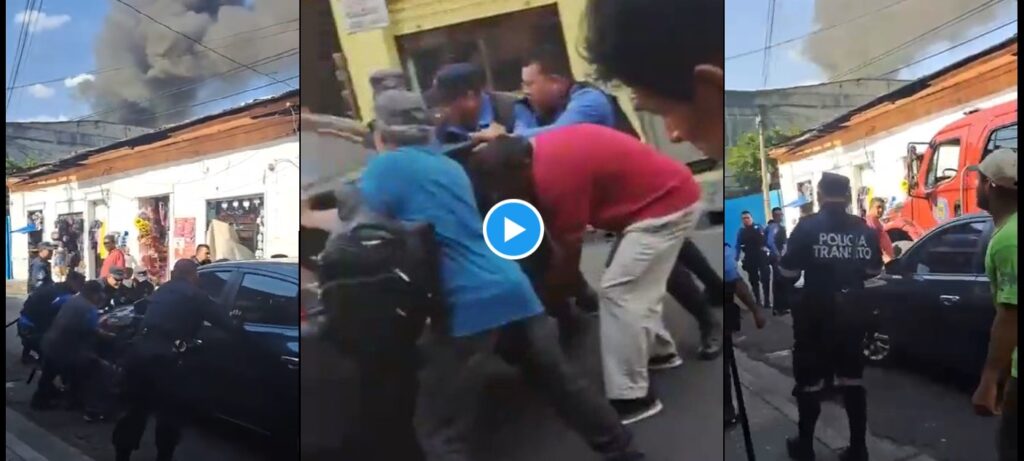 Varias personas mueven carro mal estacionado que impedía el paso de Bomberos para atender emergencia en San Salvador