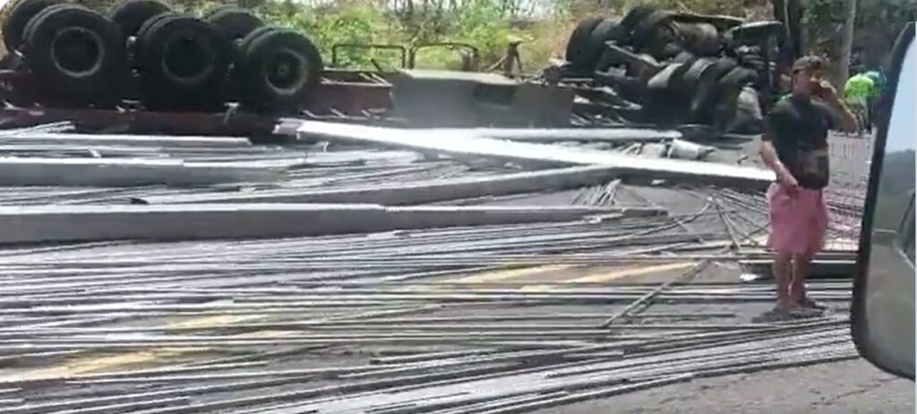 Vuelca una rastra que trasladaba hierro en San Miguel