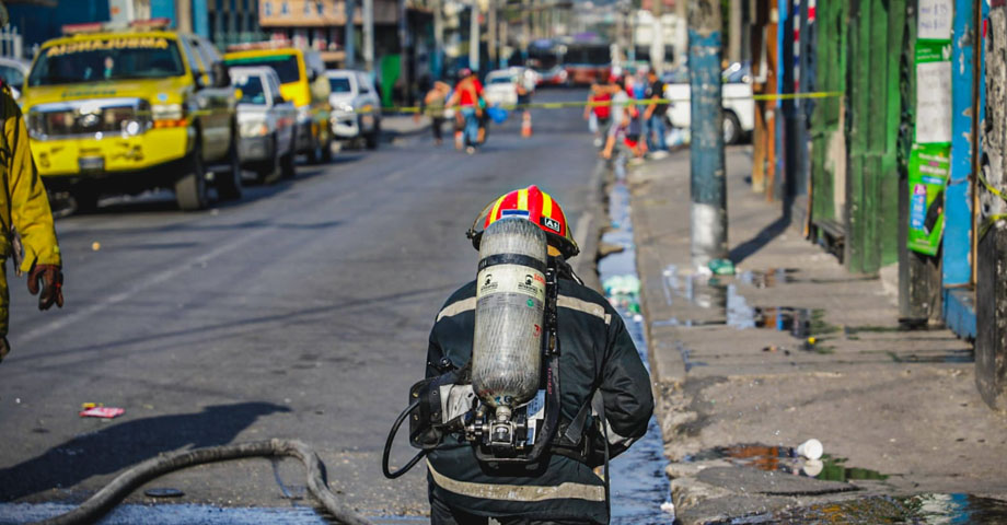 Descuido al cocinar provoca incendio en local del Centro de San Salvador; Bomberos controló el siniestro 