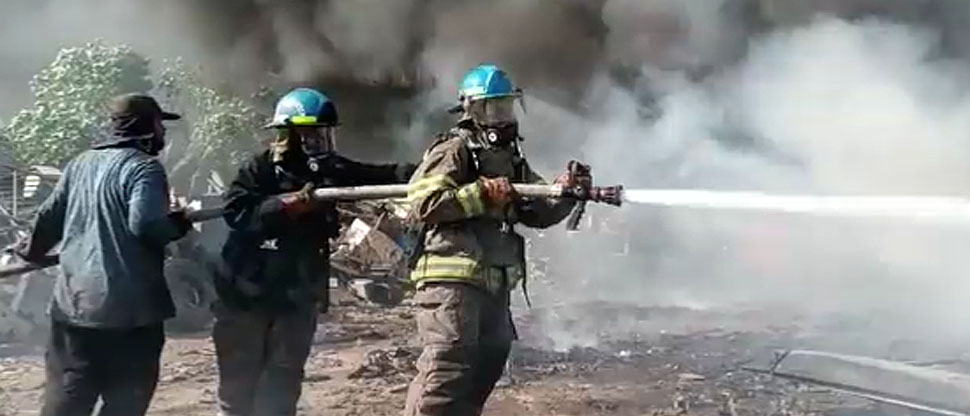VIDEO: Bomberos sofocan voraz incendio en una chatarrera de Ilopango