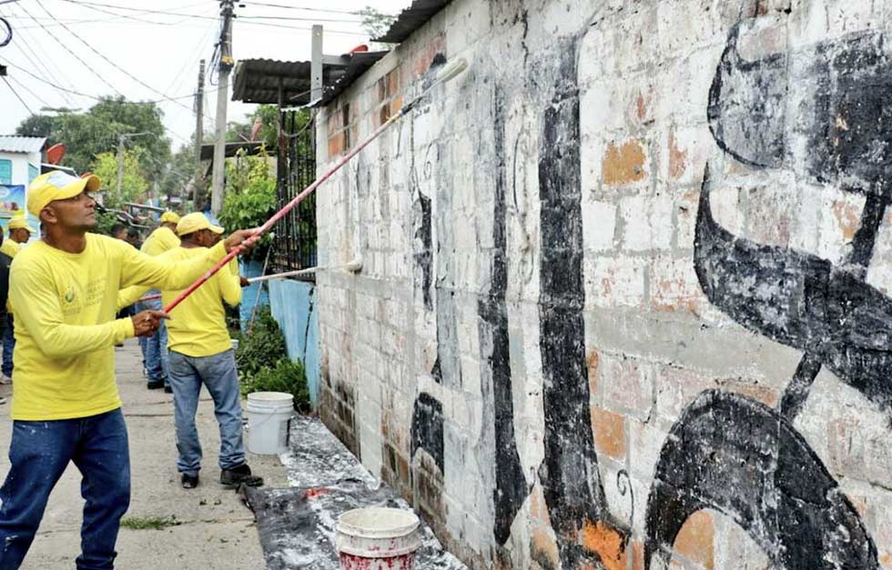 Privados de libertad continúan con el borrado de grafitis de pandillas a nivel nacional  