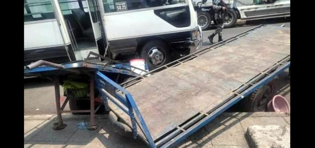 Microbusero impacta a un bultero de mercado La Tiendona