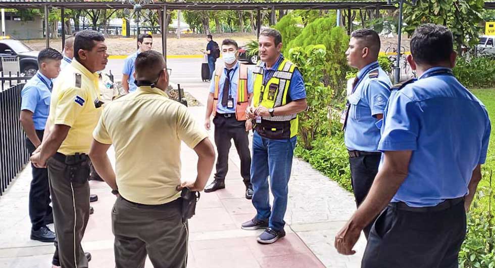 CEPA actúa inmediatamente tras denuncia de supuestos estafadores en parqueo del aeropuerto