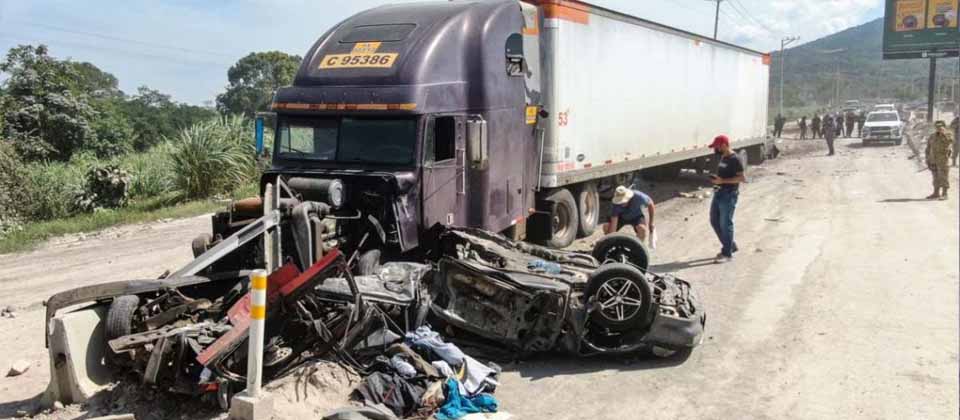 Choque de rastra cerca de redondel Integración fue por manejar a excesiva velocidad