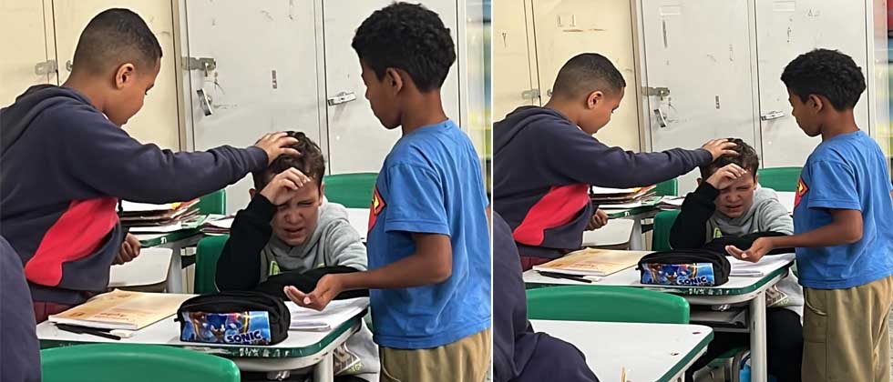 Captan a dos niños orando por su amigo enfermo en plena clase