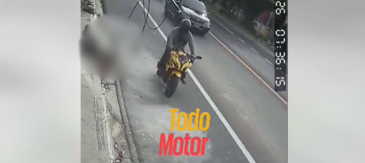 Hombre es fuertemente impactado por un motociclista: Las cámaras captaron el momento exacto (VIDEO)