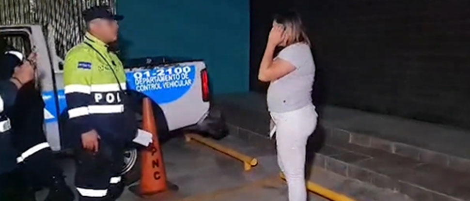 Trasladan a bartolinas a mujer que conducía bajo los efectos del alcohol