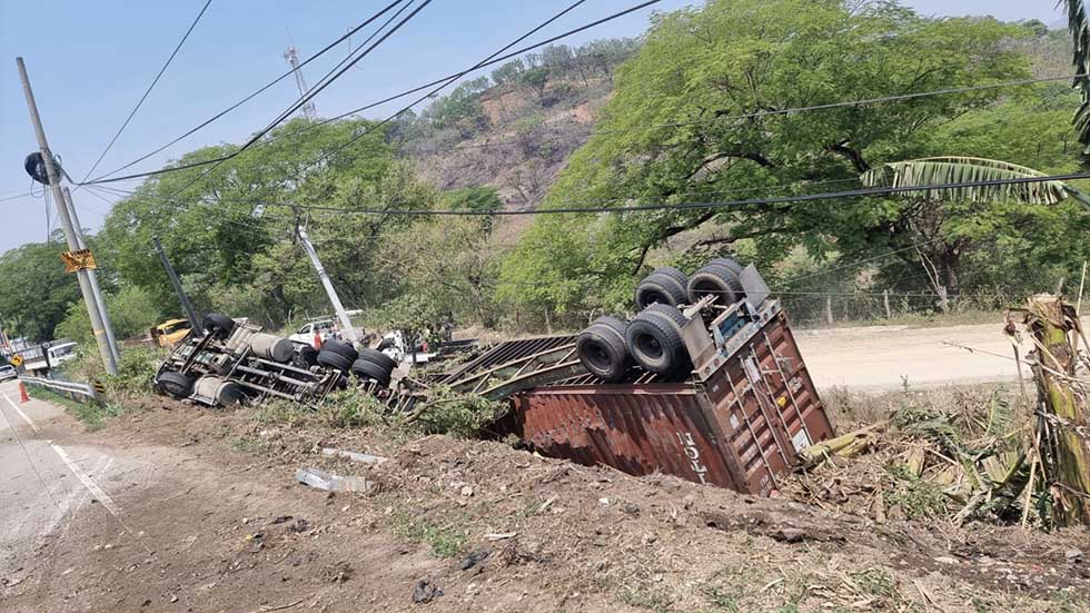 De película: motorista se lanza de rastra antes que se estrelle en carretera a Metapán  