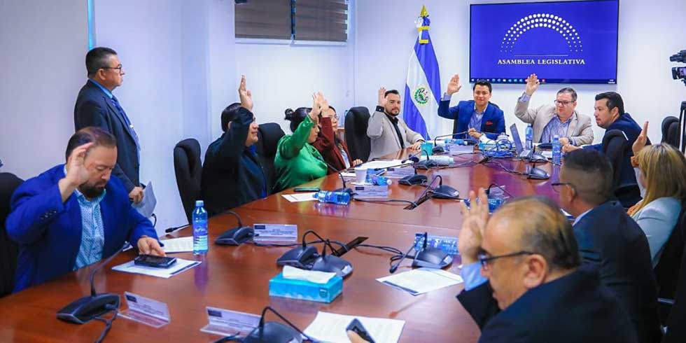 Jubilados que siguen trabajando en el sector público podrán recibir hasta $25 mil por retiro voluntario