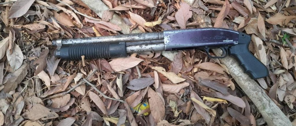 Militares localizan escopeta en estado de abandono durante patrullaje en San Vicente