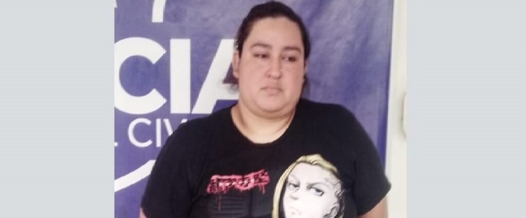 Mujer ofrecía una maleta llena de ropa, perfumes y dinero, a cambio de un depósito bancario