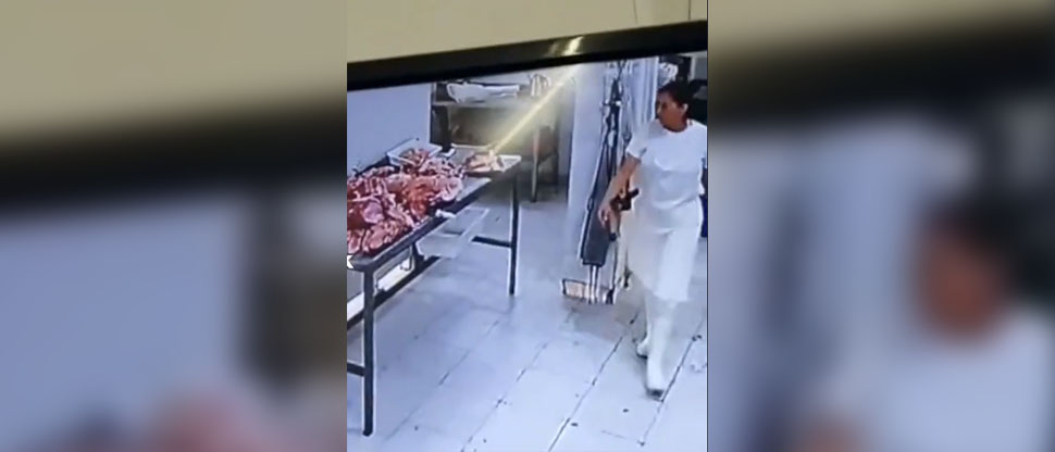 Captan movimientos extraños que causan terror entre los trabajadores de una carnicería