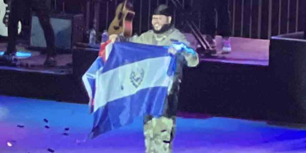 Farruko presumió una bandera de El Salvador durante su último concierto