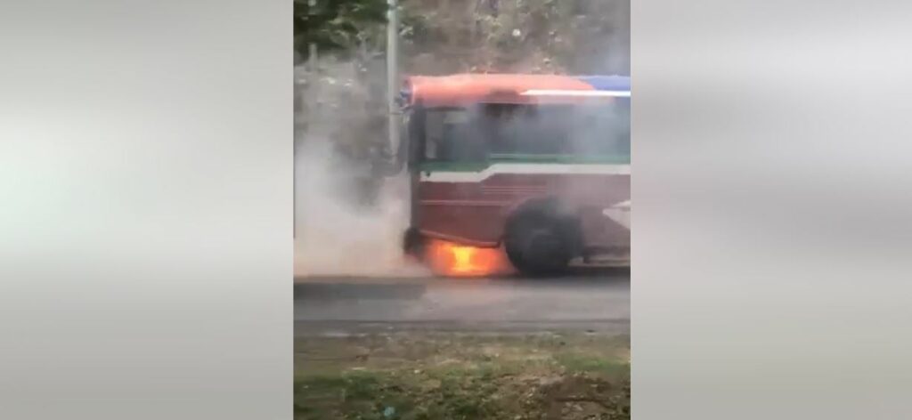 Captan autobús incendiándose en carretera a San Salvador (VIDEO)