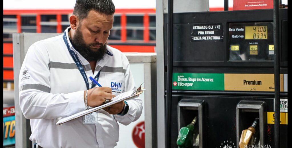 Autoridades inspeccionan gasolineras para garantizar que apliquen la reducción en precio de los combustibles