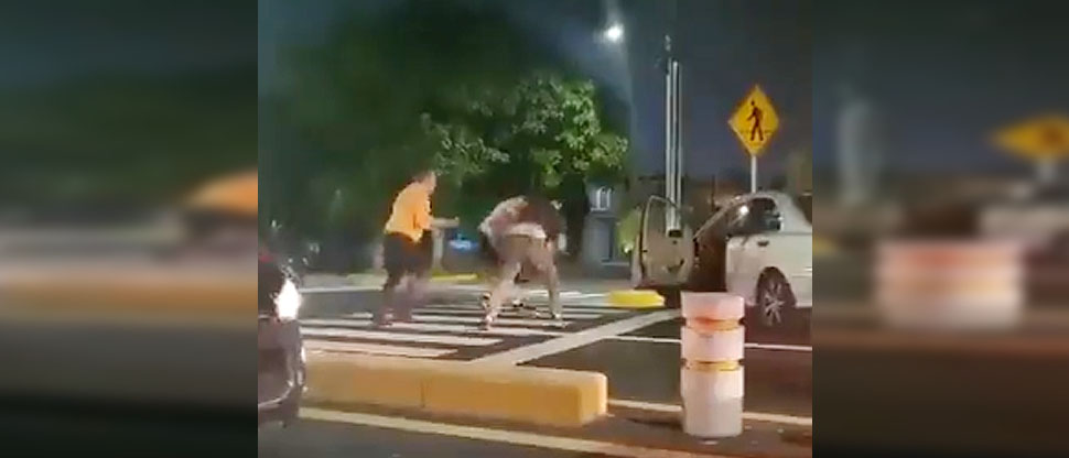 VIDEO: Conductores deciden arreglar sus problemas con patadas y puños en plena vía pública