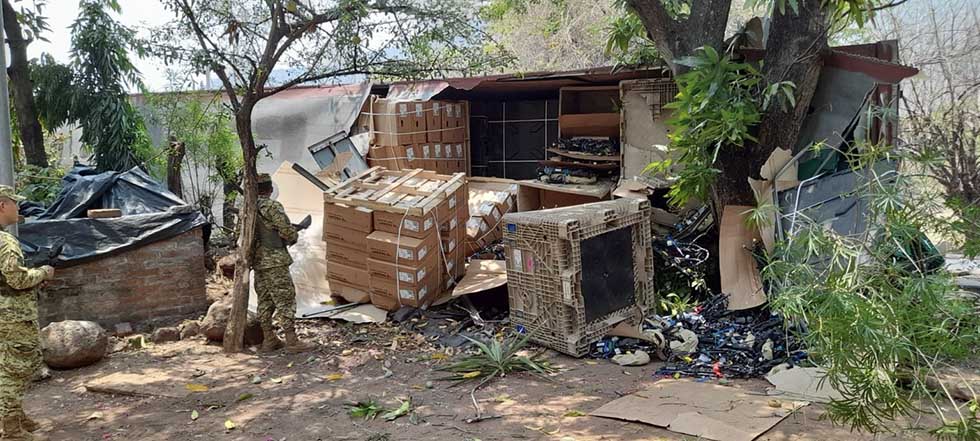 Tráiler vuelca en la carretera Panamericana, San Vicente  