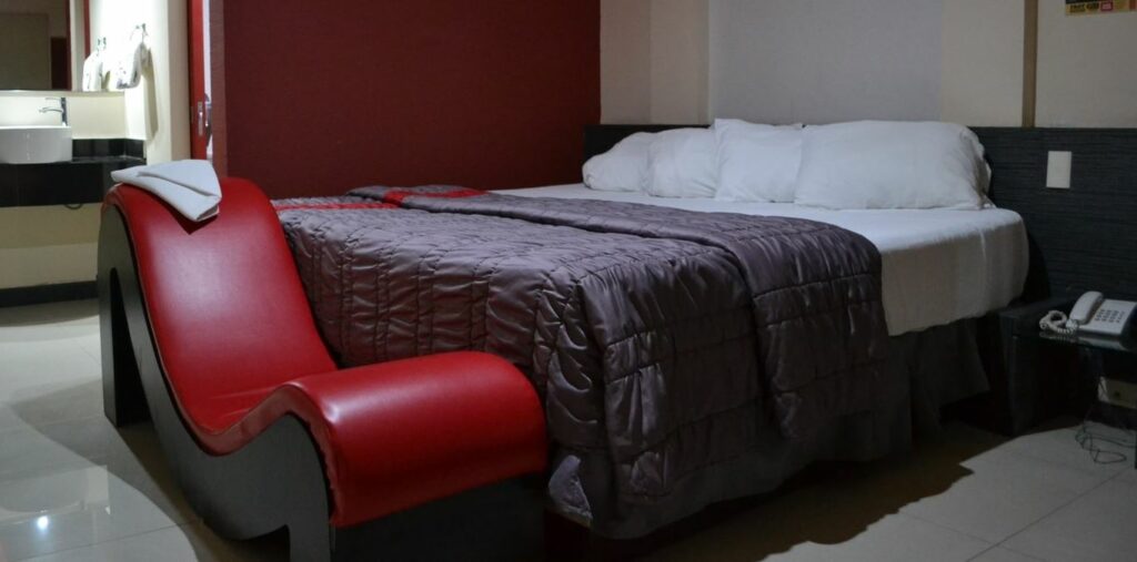 Procesan a dos hombres y una mujer que fueron sorprendidos en un hotel de San Salvador con abundante droga