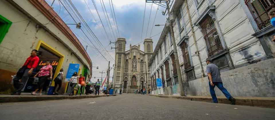 Recarpetean en calles aledañas a la Iglesia El Calvario