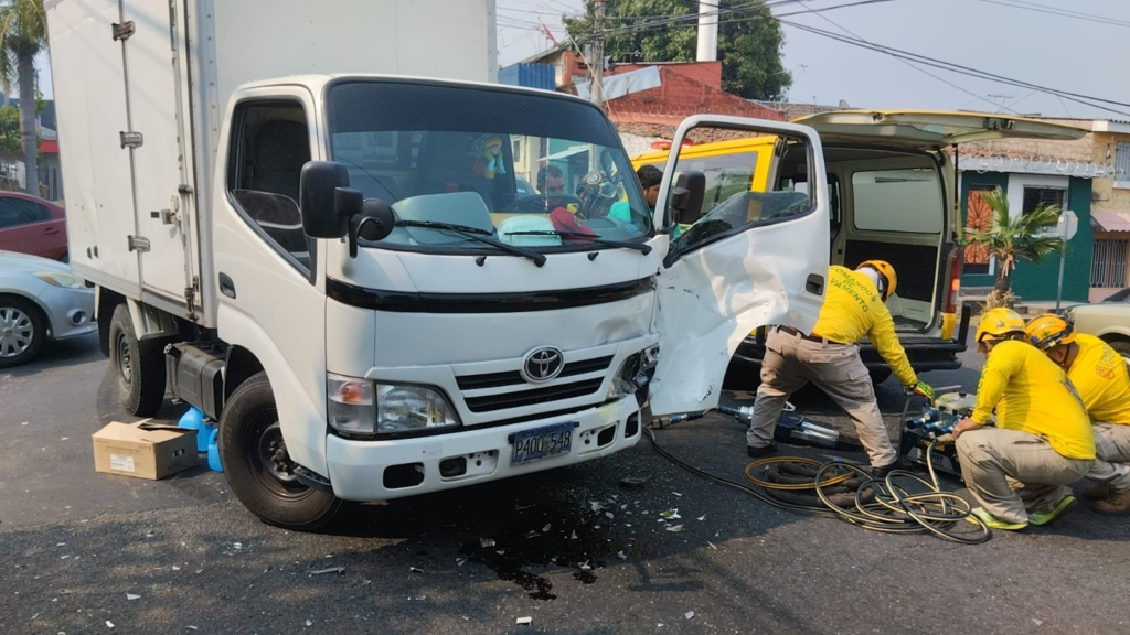 Conductor queda atrapado entre los hierros tras fuerte choque en San Salvador