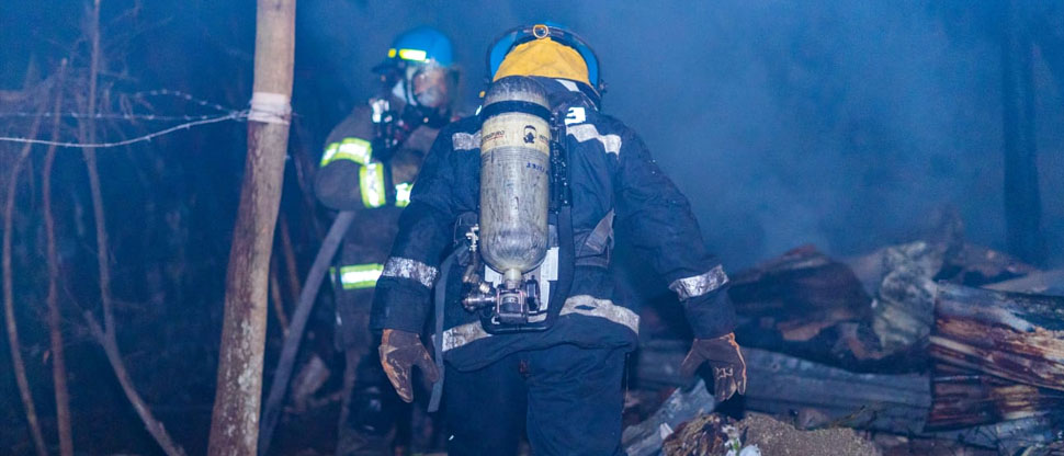 Bomberos auxilian a familia tras incendiarse su vivienda construida con lámina y madera
