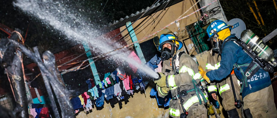 Bomberos liquidan voraz incendio en un mesón ubicado en una colonia de Mejicanos