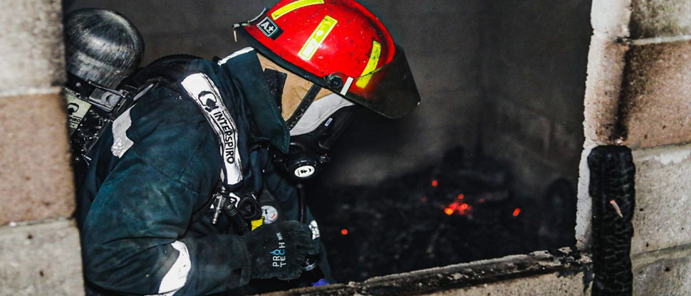Bomberos sofocan voraz incendio en una vivienda de San Salvador