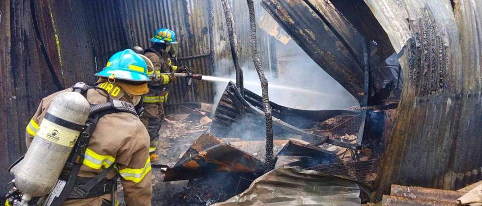 Sofocan voraz incendio en vivienda construida con lámina y madera