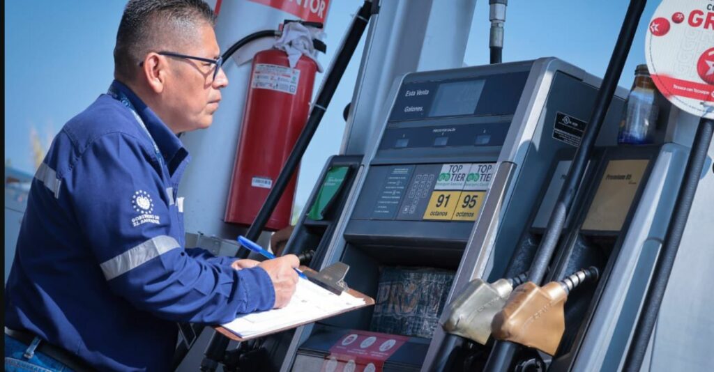 Detectan gasolineras en Santa Tecla que no han cumplido con la baja de precios de combustibles