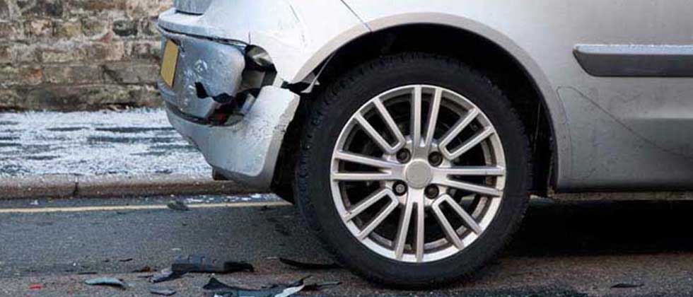 Mujer atropella a su bebé por accidente al estacionarse