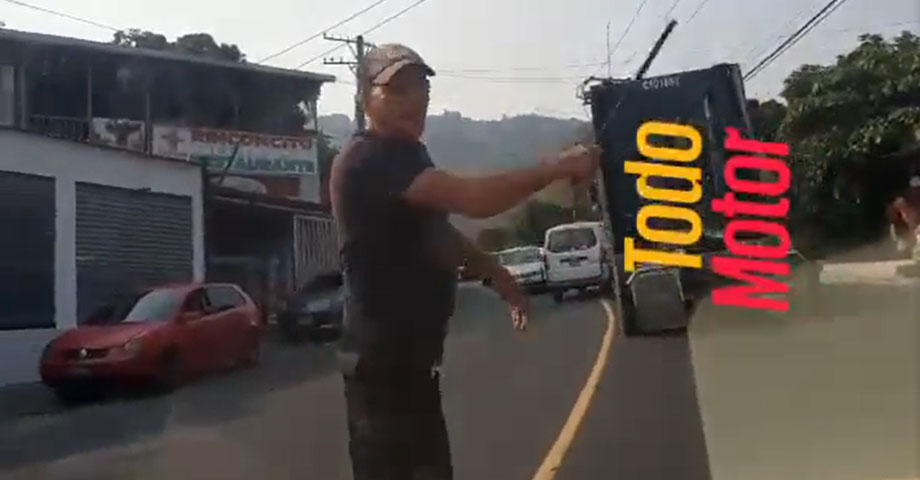Denuncia a conductor agresivo que se molestó porque no le daban paso 