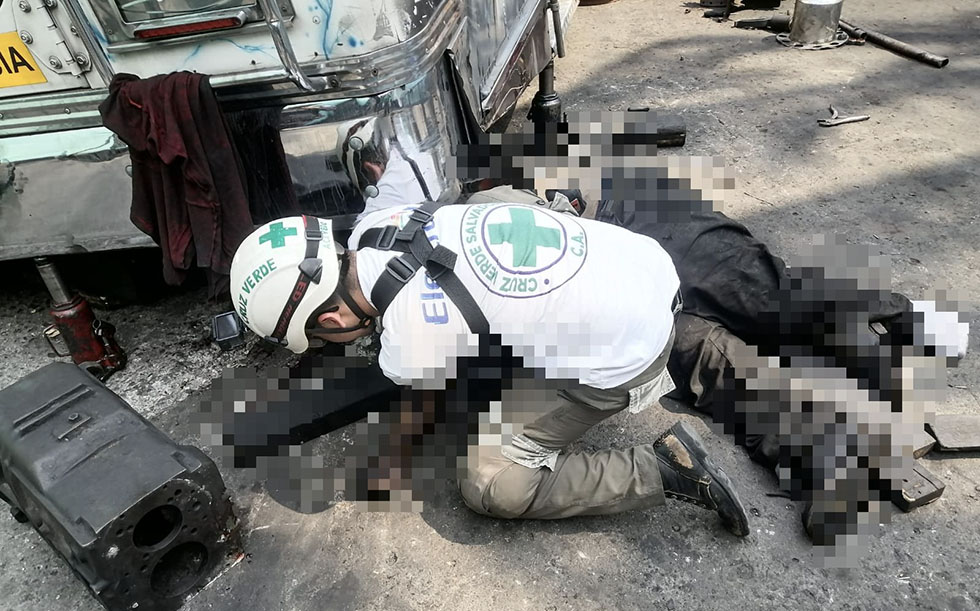 Joven fallece al caerle el bus que reparaba en San Marcos