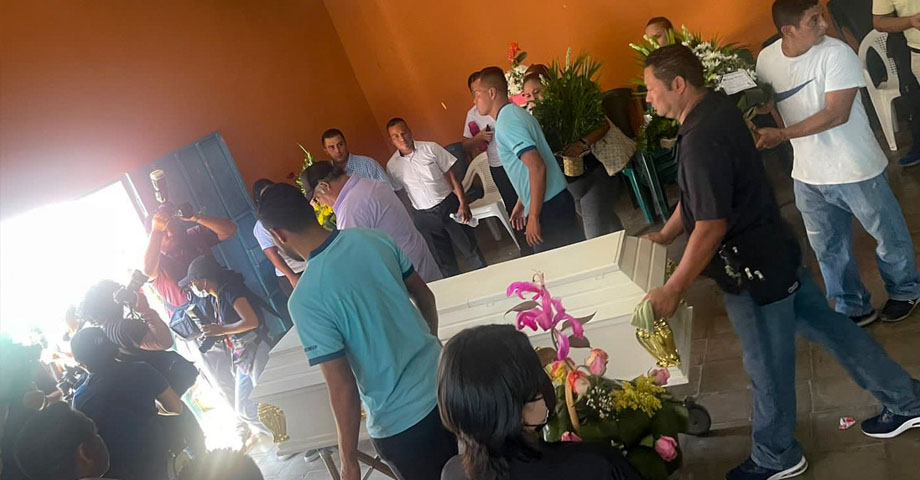 Jugadores y cuerpo técnico del Alianza acuden a funeral de hincha fallecida tras estampida en el Cuscatlán