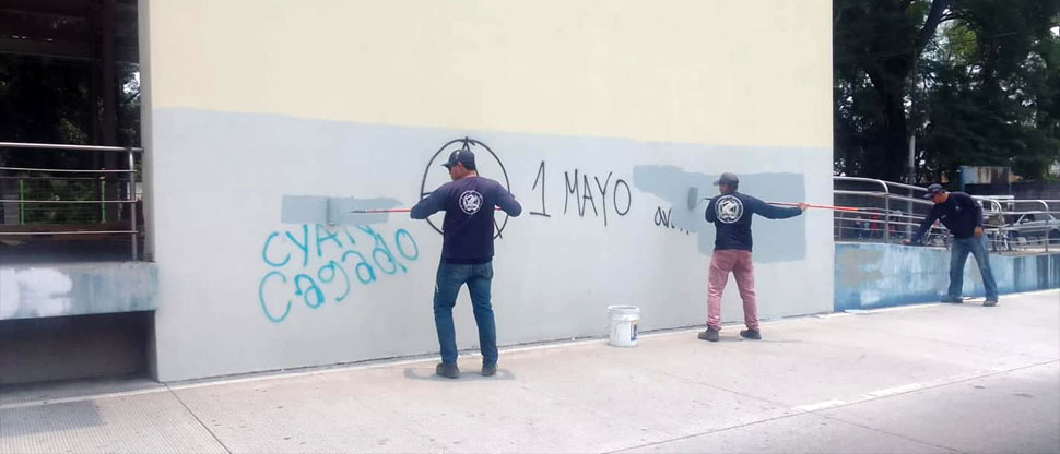 Empleados municipales limpian desorden que dejaron manifestantes durante marcha contra el Gobierno