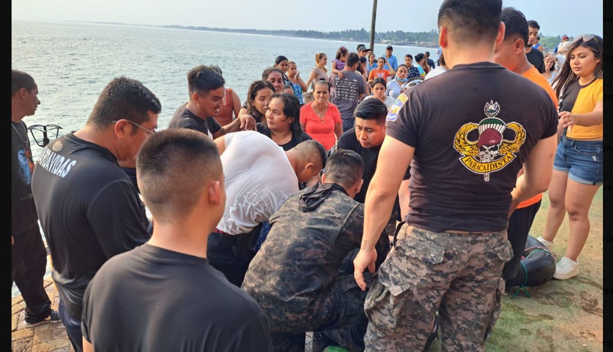 Soldados arriesgan sus vidas para rescatar a dos niños arrastrados por las olas