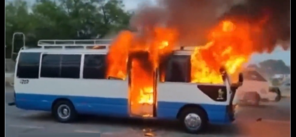 Pandilleros incendian un microbús en Honduras | VIDEO