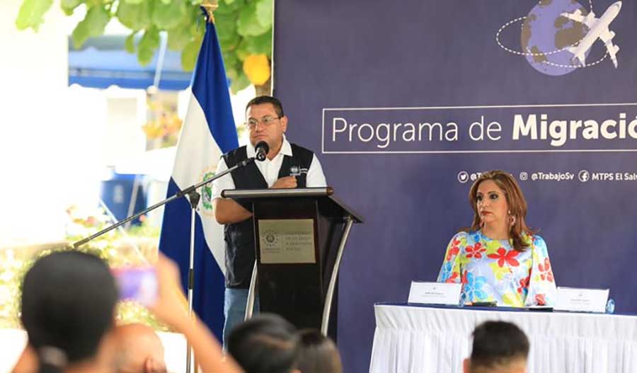 Nuevo contingente de trabajadores salvadoreños parte hacia Canadá  