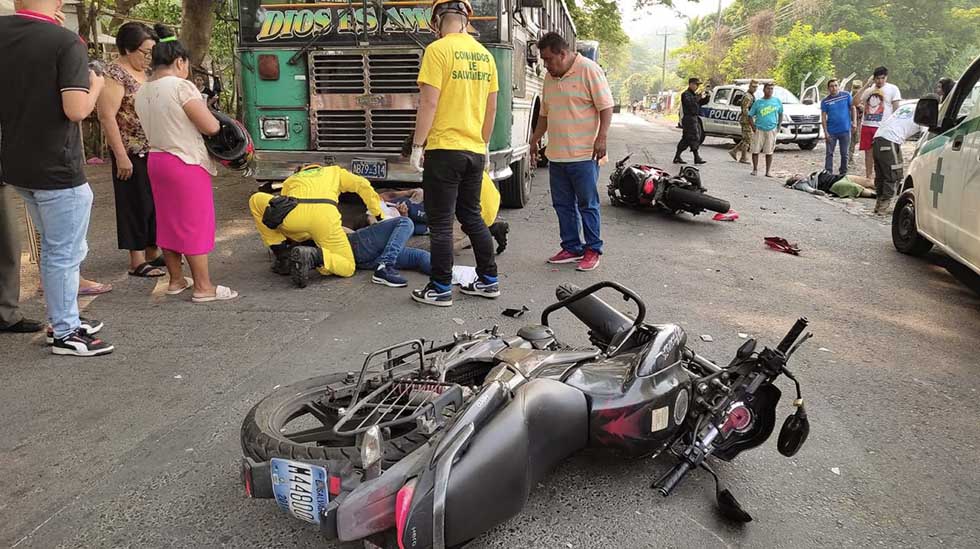 Motociclistas resultan heridos tras fuerte choque en la carretera Troncal del Norte 