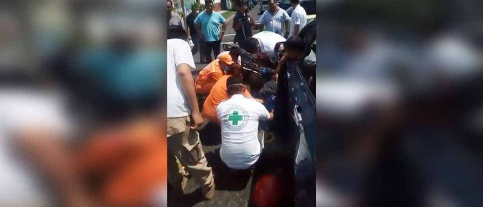 Auxilian a motociclista tras accidentarse en cercanías de iglesia Don Rúa, San Salvador