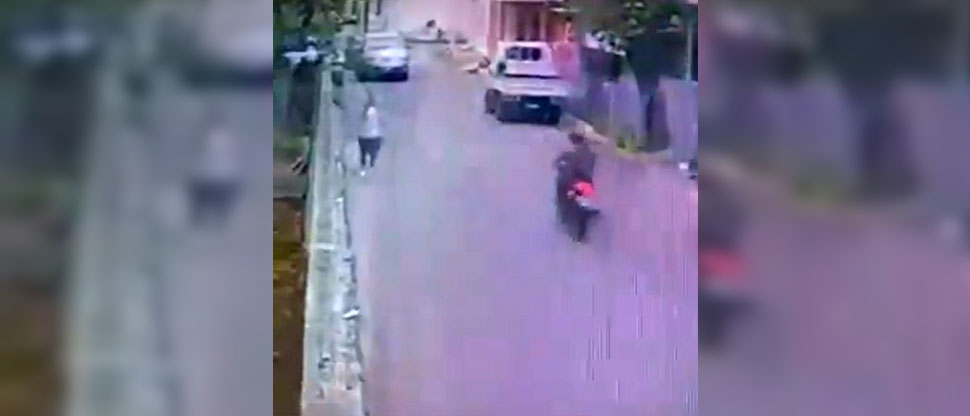 VIDEO: Captan momento exacto cuando dos motociclistas chocan en Usulután