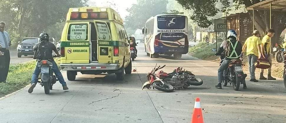 Socorristas auxilian a motociclista que quedó sobre el pavimento tras accidentarse en La Libertad