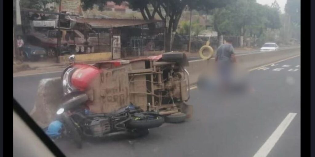 Reportan grave accidente entre mototaxi y un biker en carretera Panamericana