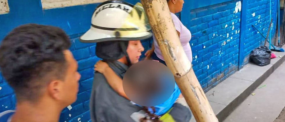 Bomberos atienden a menor que resultó lesionada mientras jugaba en un columpio 