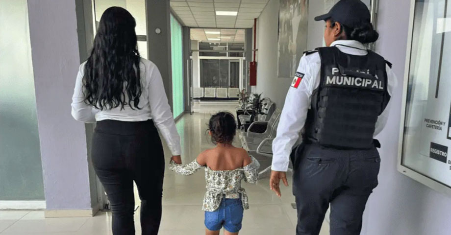 Rescatan a niña que caminaba sola buscando a su mamá