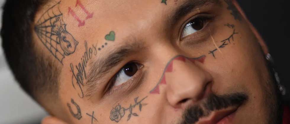 «Duele muchísimo»: Christian Nodal inicia proceso para eliminarse los tatuajes de la cara